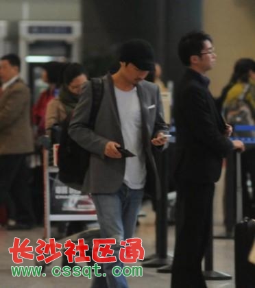 【組圖】湯唯與男友機(jī)場擁吻纏綿 甜蜜家照曝光【6】